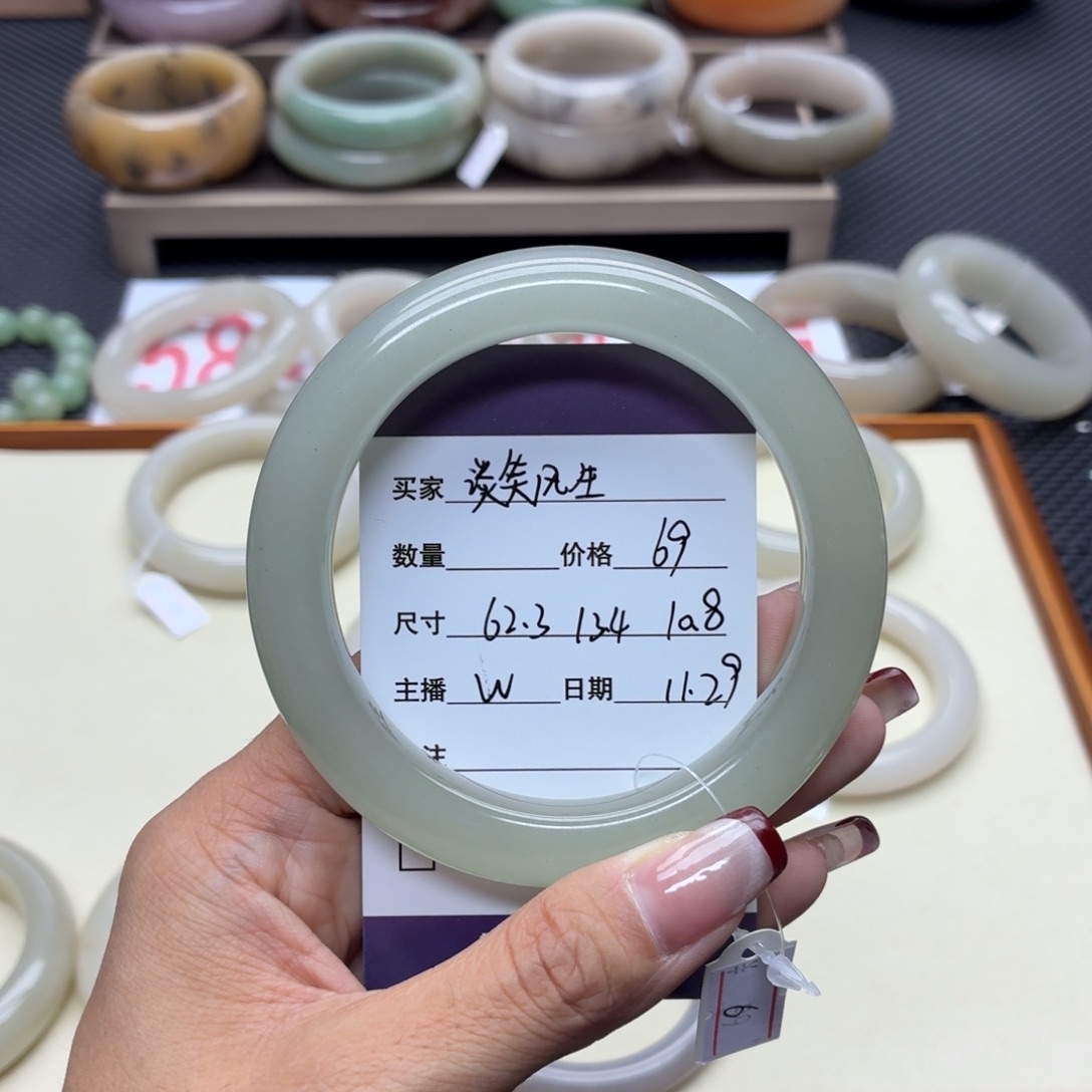 谈***生石英质玉未镶嵌手镯