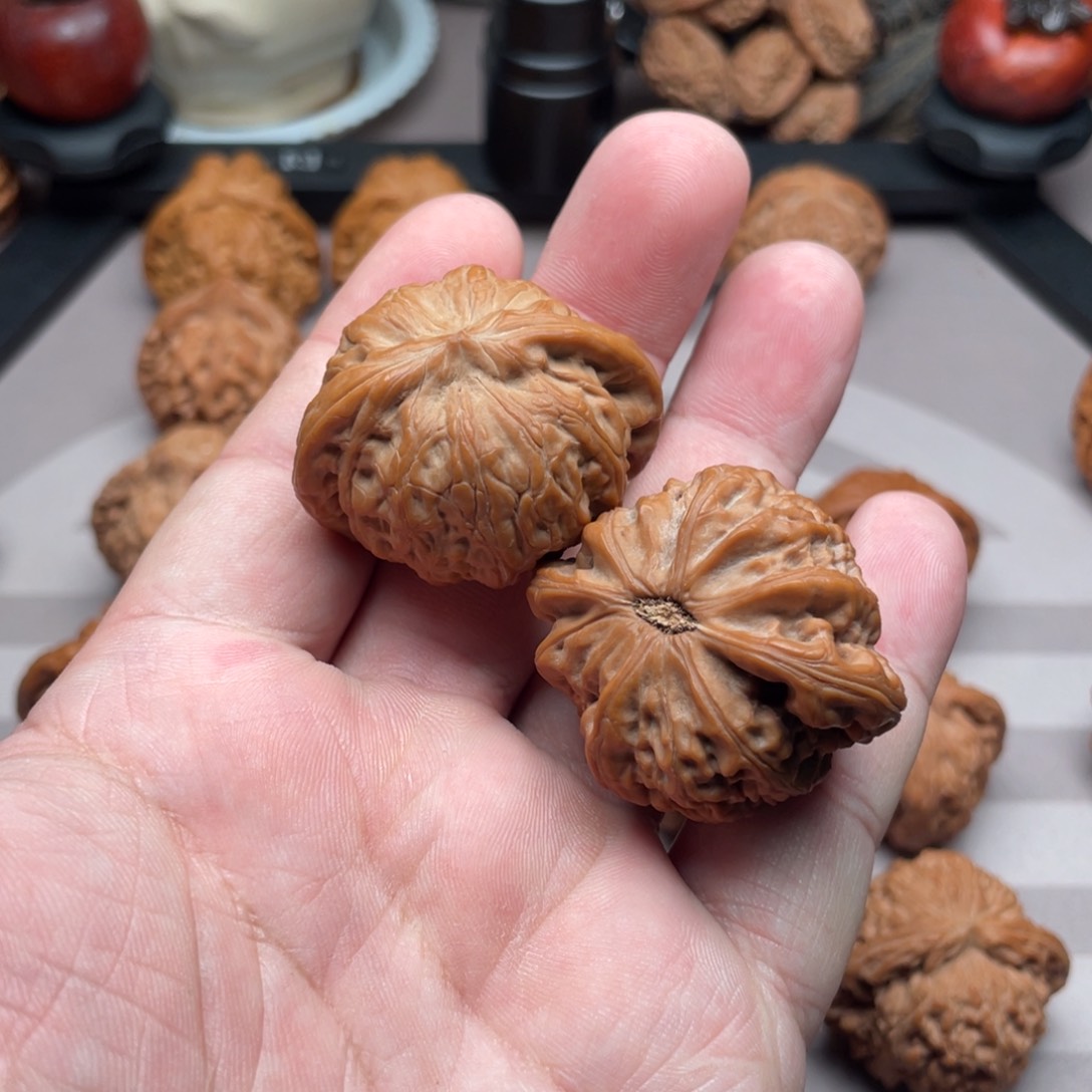 文玩核桃吊坠九*虎战鼓