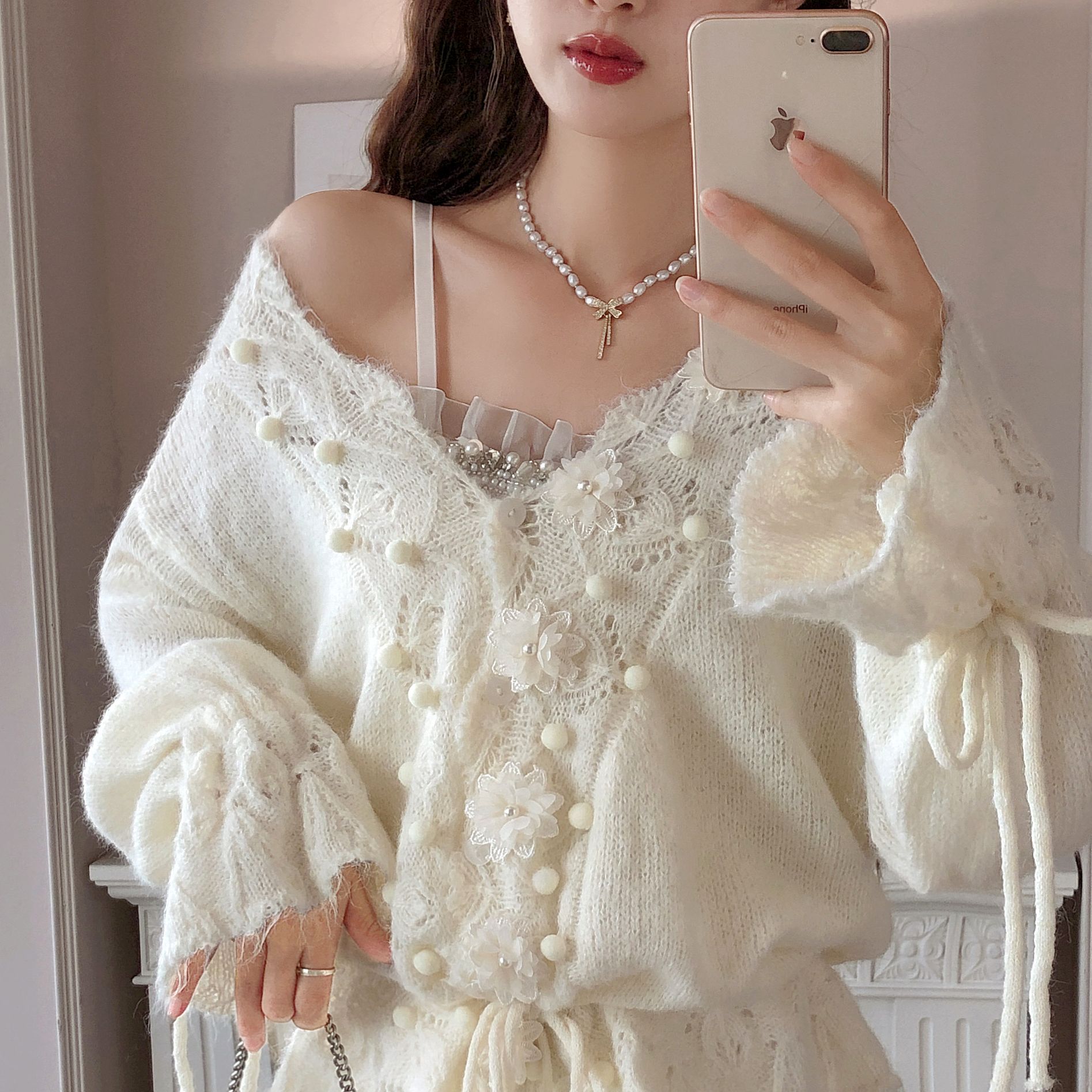 艾日秀2025秋季法式镂空拼接毛球V领慵懒感小众抽绳毛衣外套G0315