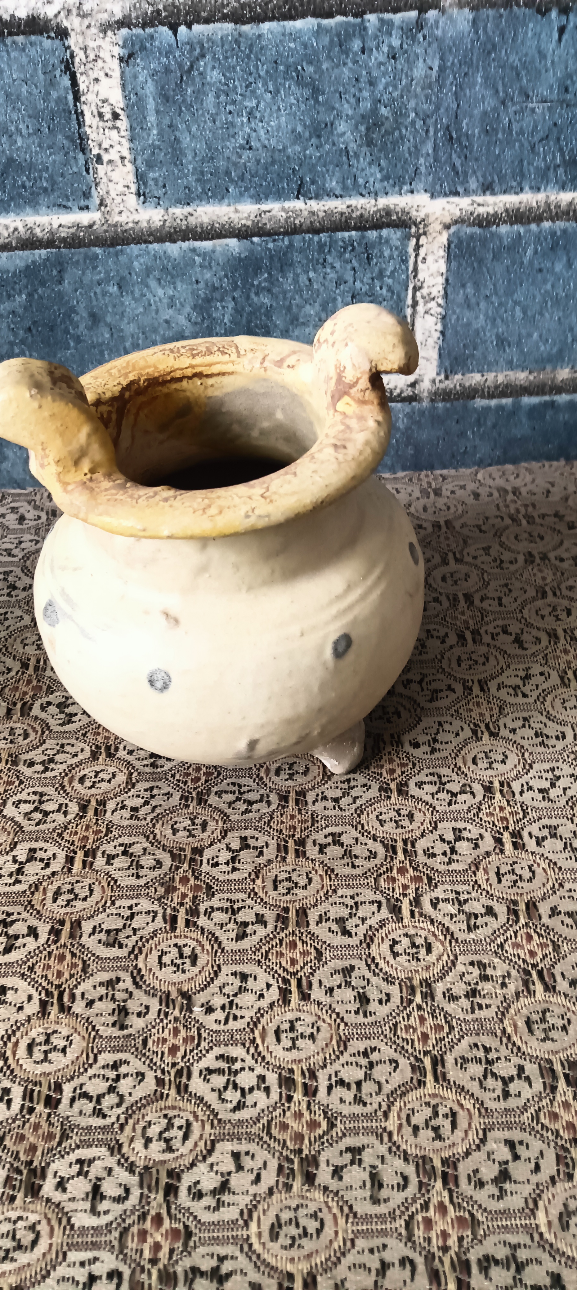 双耳白釉带点香炉