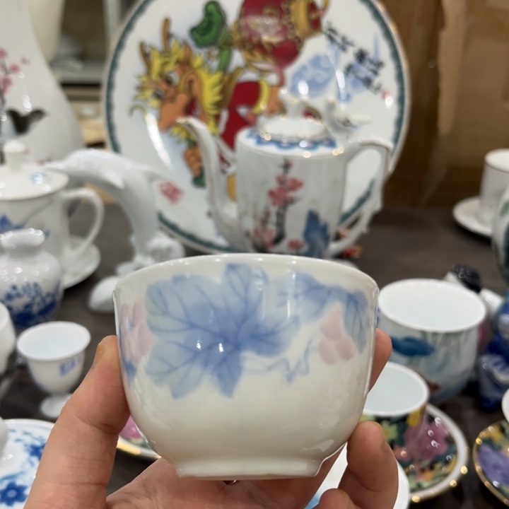 釉下五彩的瓷器和瓷器