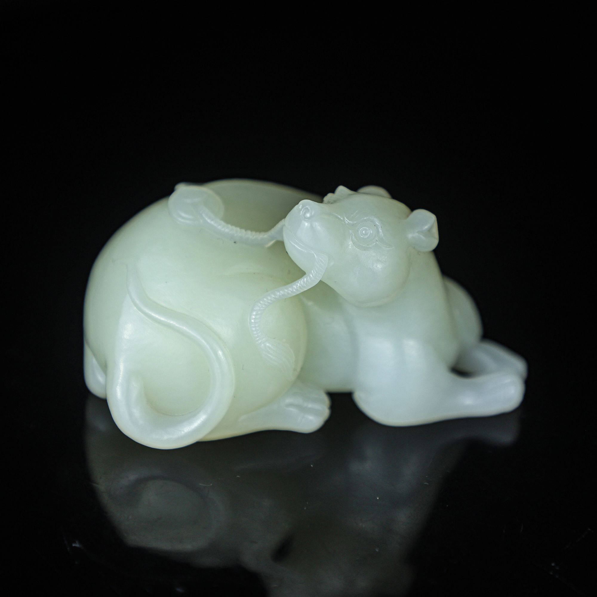 TCWWA09753民国和田白玉大权在握把件