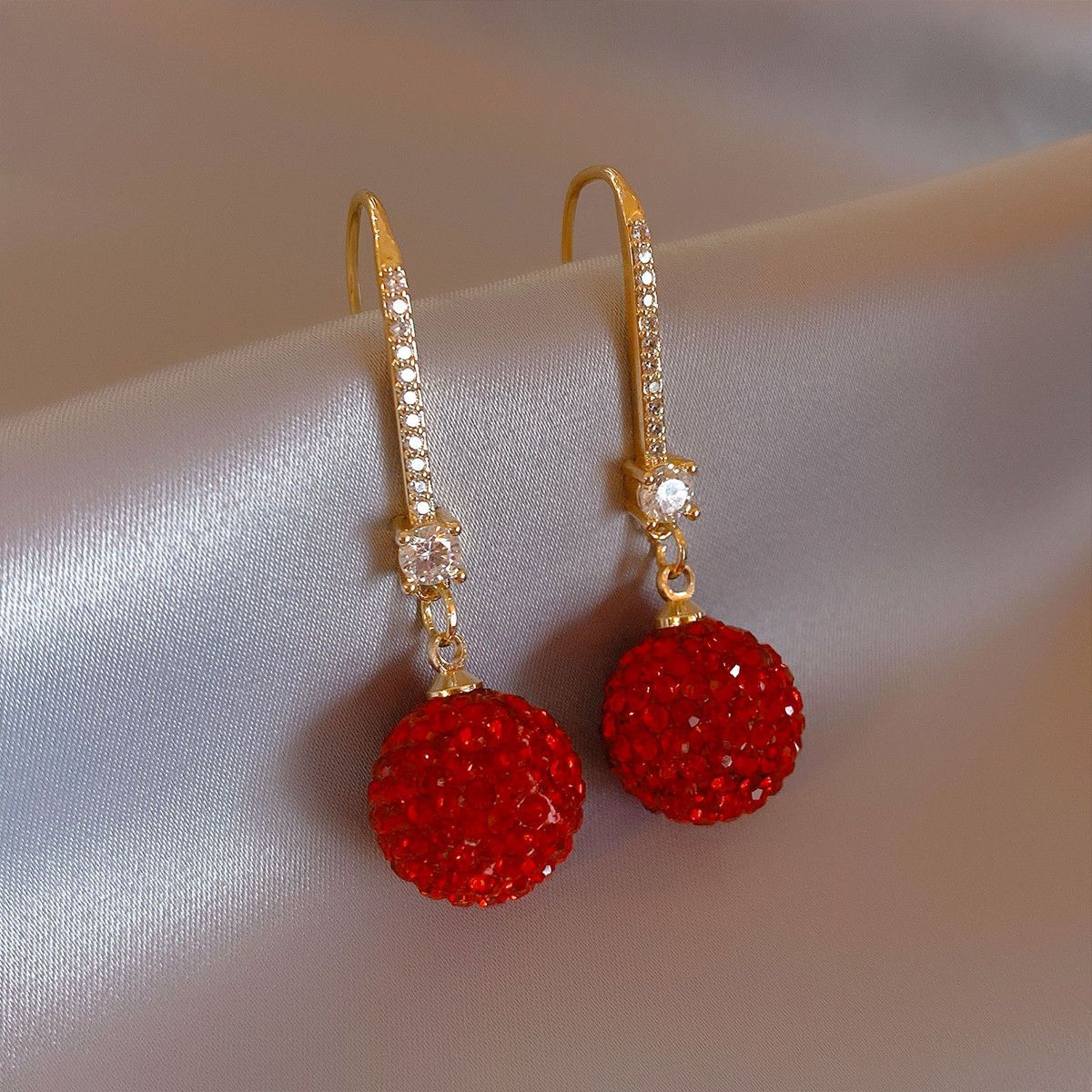 恣睢 铜合金耳饰 R120春季气质法式名媛红色挂钩珠珠耳环