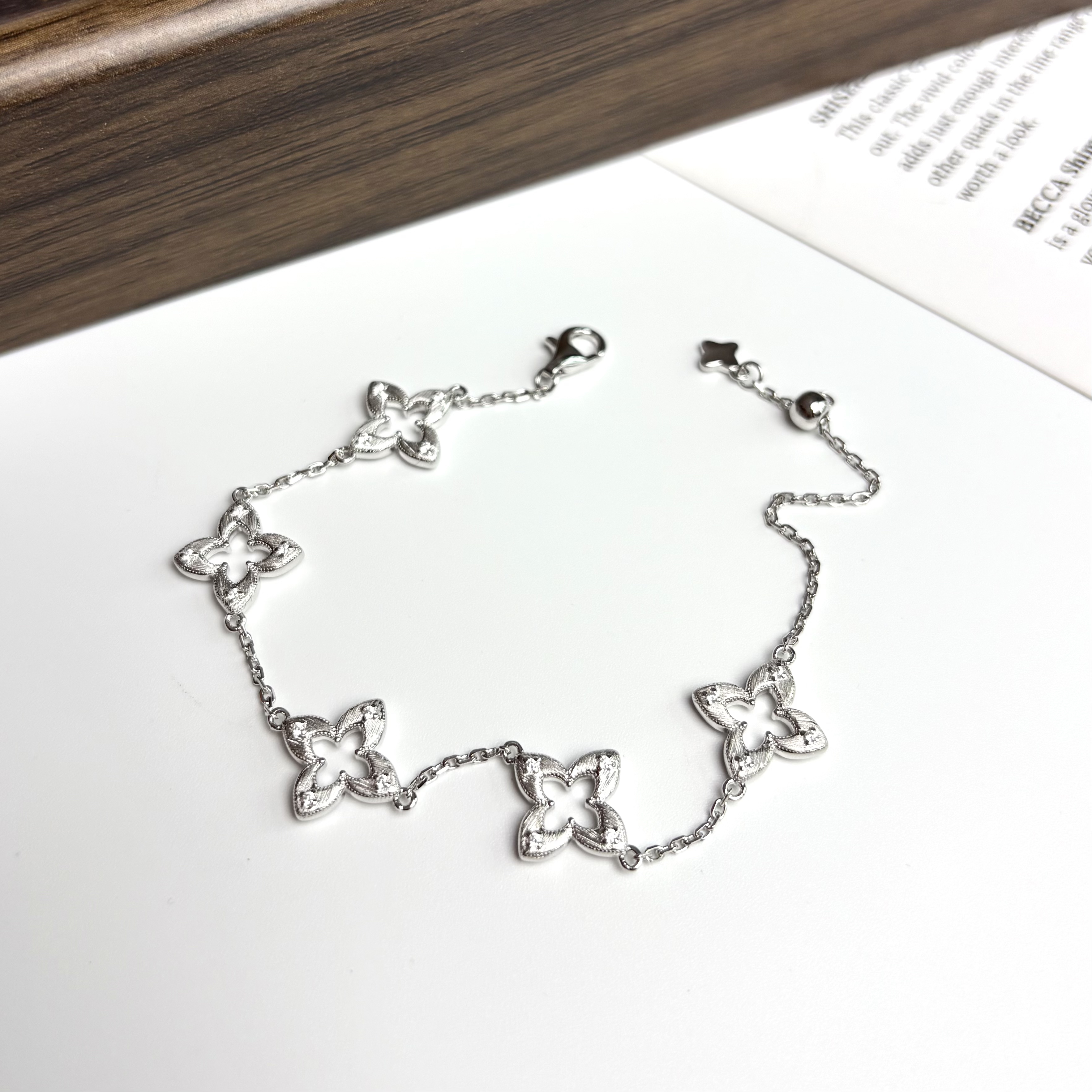 925银合成锆石手链 轻奢百搭精致镀k金通体银拉丝四叶草手链