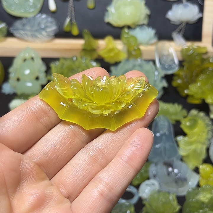 沅***月蛇纹石玉未镶嵌颈饰