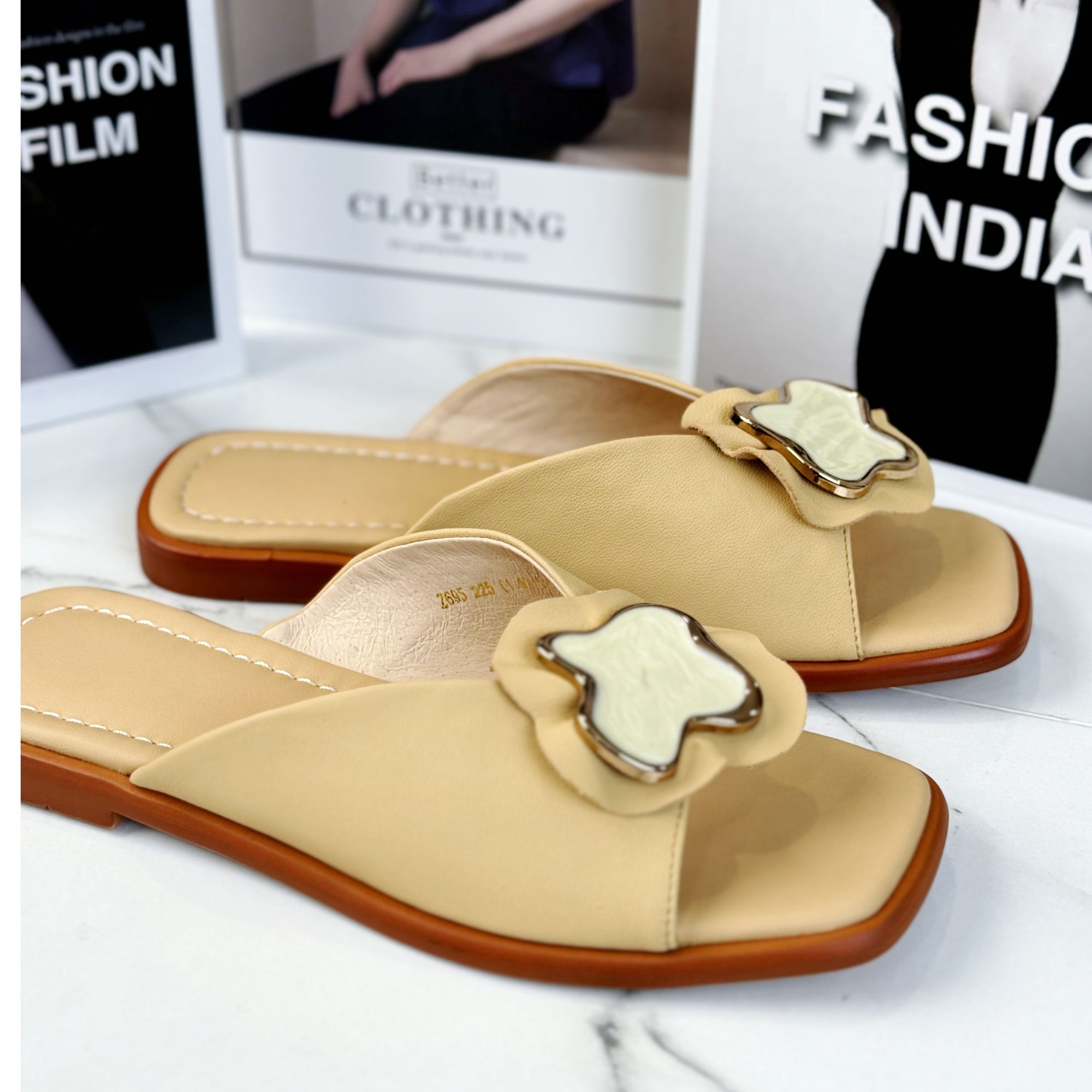 日常女鞋平跟防滑百搭韩版时尚休闲平底凉拖鞋一字拖网红夏季