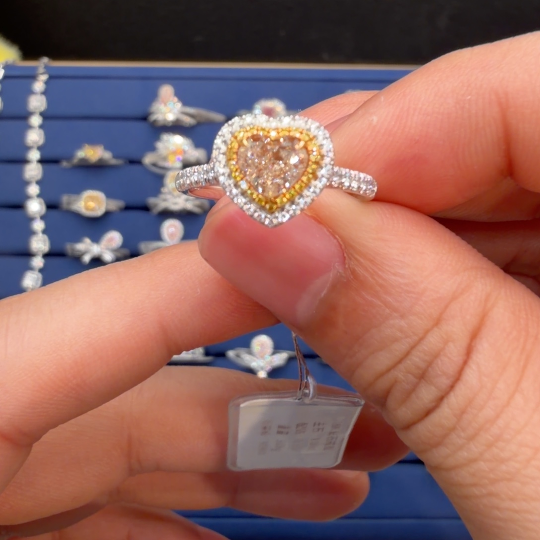 18K金镶嵌钻石戒指/指环黄钻爱心戒指