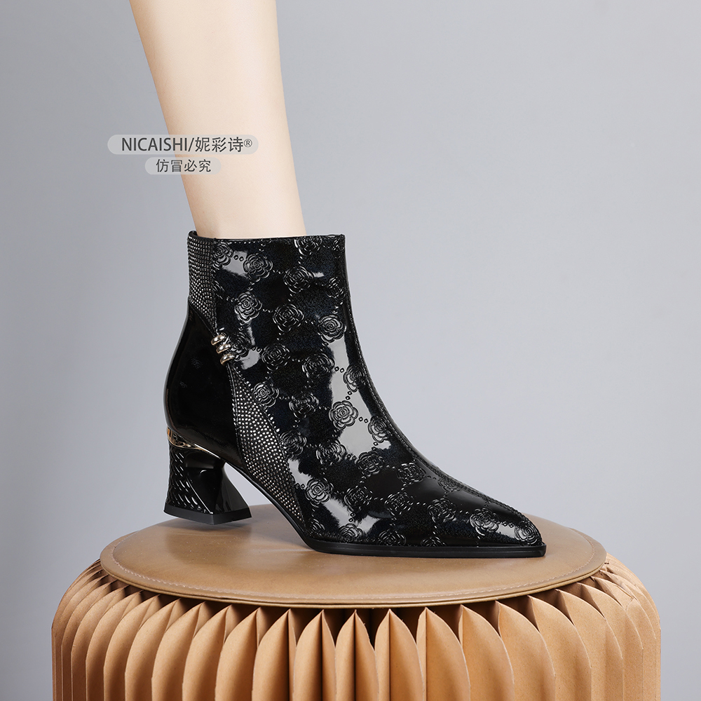 2025新款欧美气职场洋气通勤短靴时尚简约百搭尖头马丁靴绒里0636