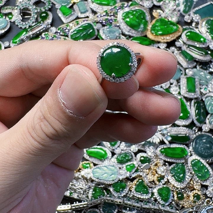 翡翠颈饰未镶嵌天然A货翡翠放漏