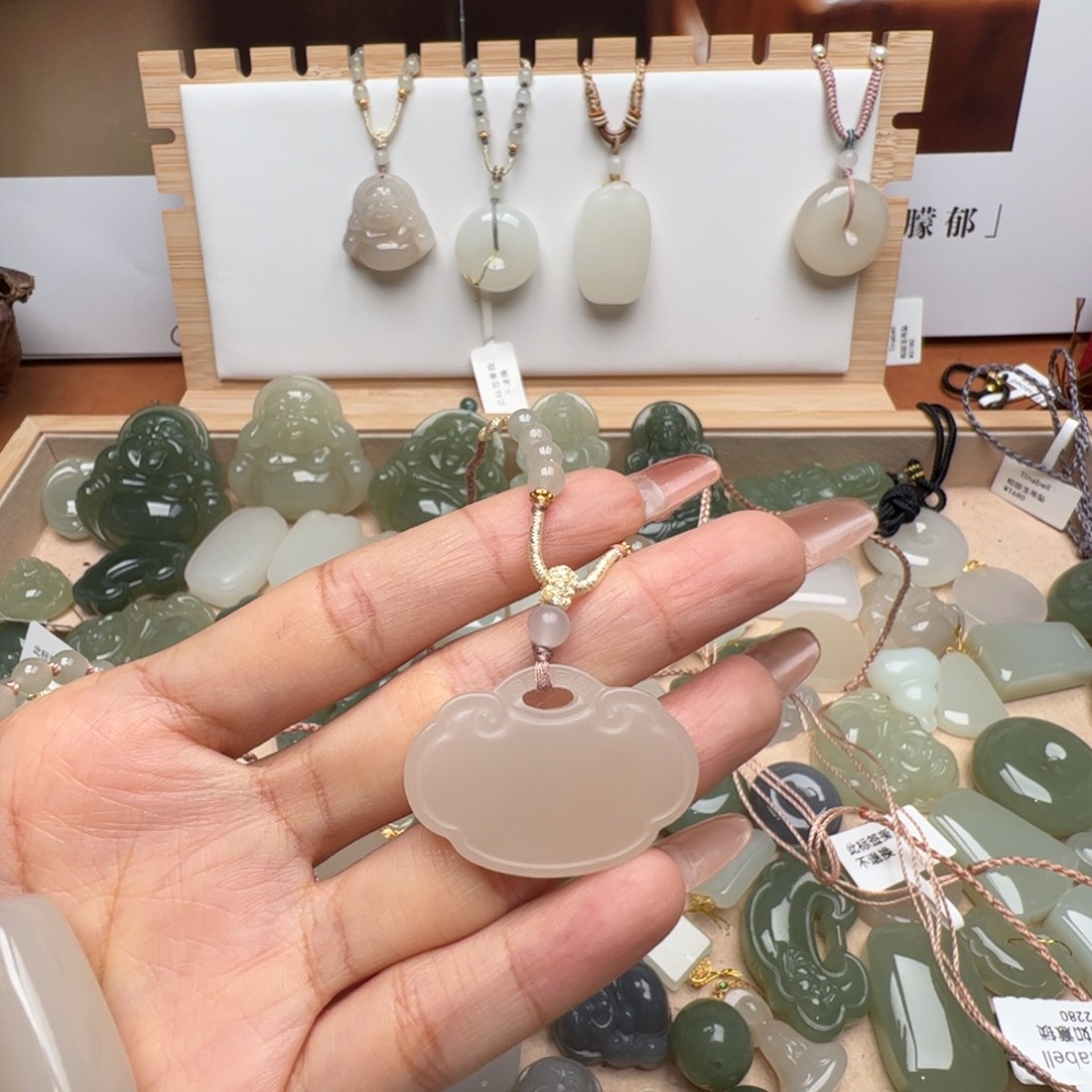 Q***n和田玉未镶嵌颈饰