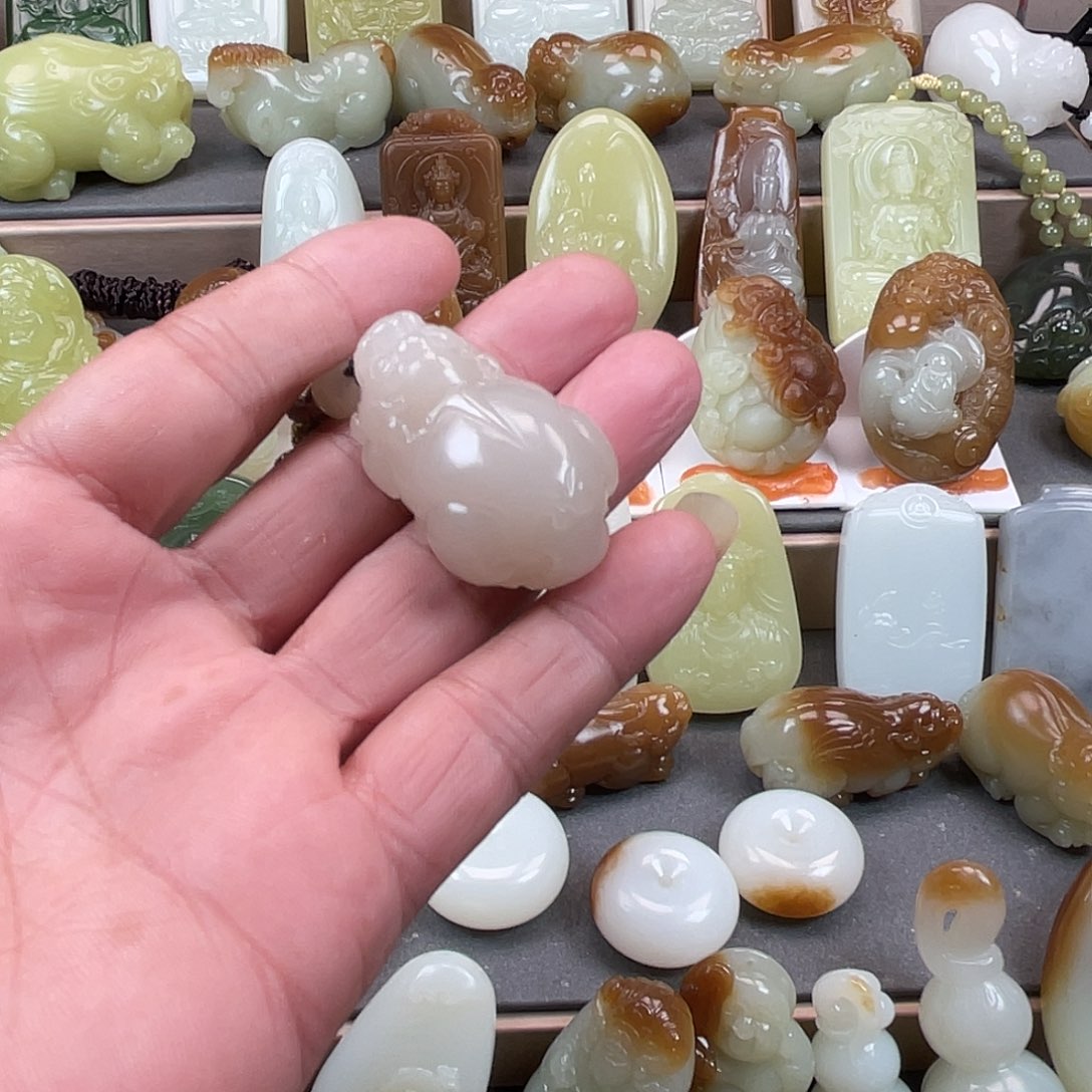 白***鹿颈饰未镶嵌和田玉