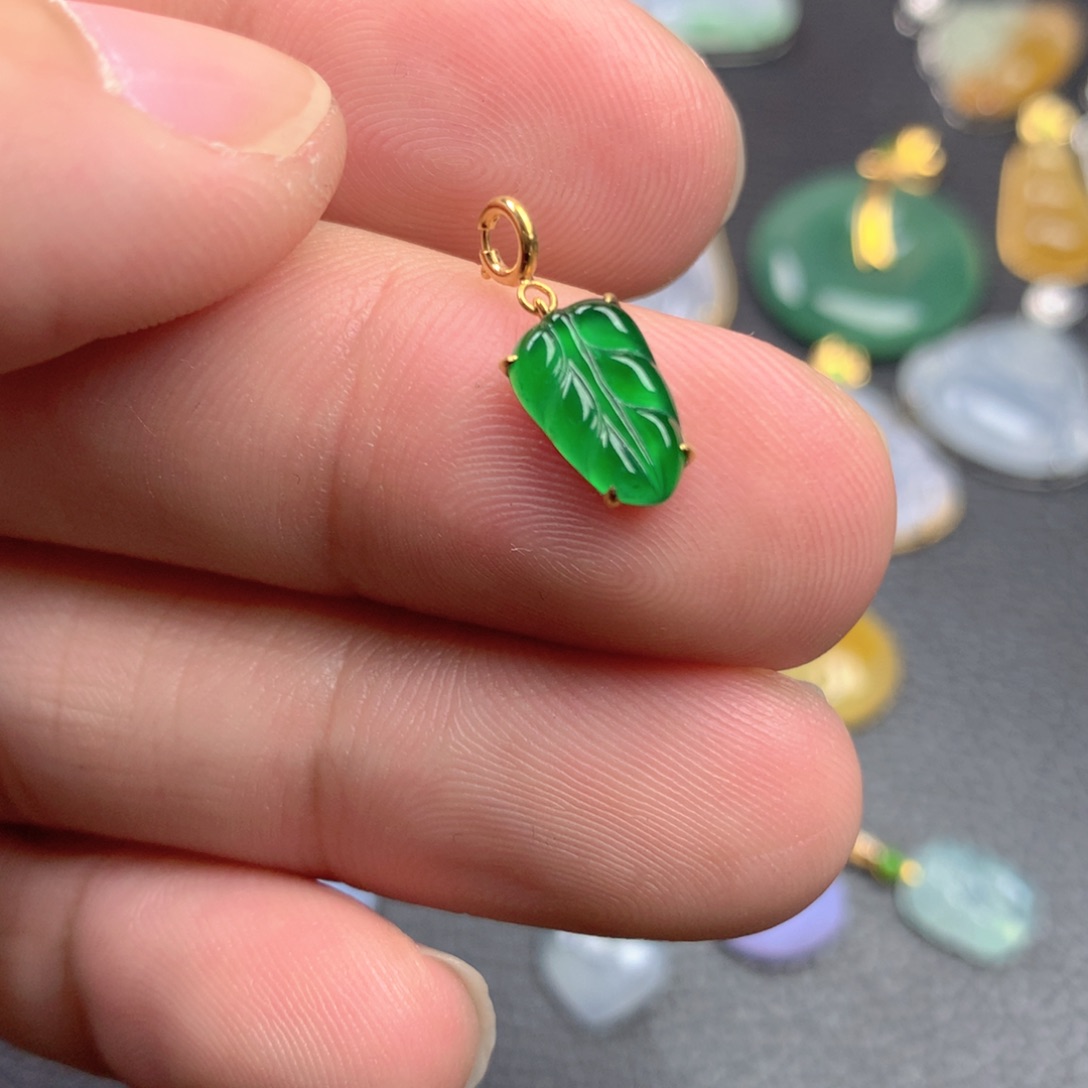 【闪购商品】颈饰18K金镶嵌翡翠c****桃翡翠