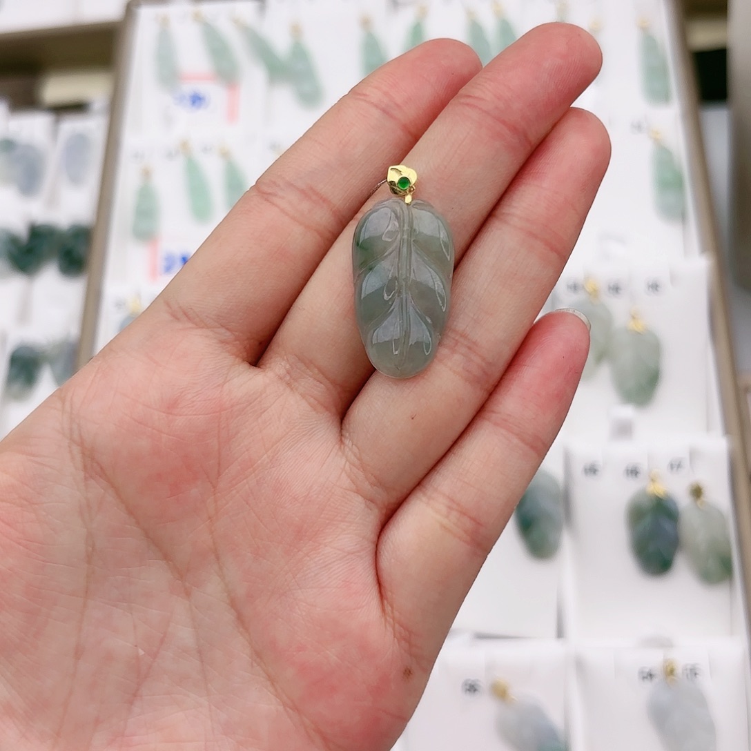 翡翠颈饰18K金镶嵌一***鱼叶子