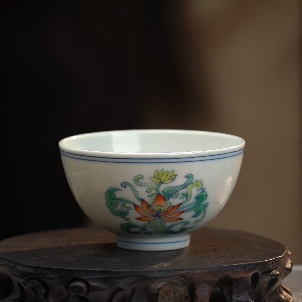 斗彩团花纹茶圆 