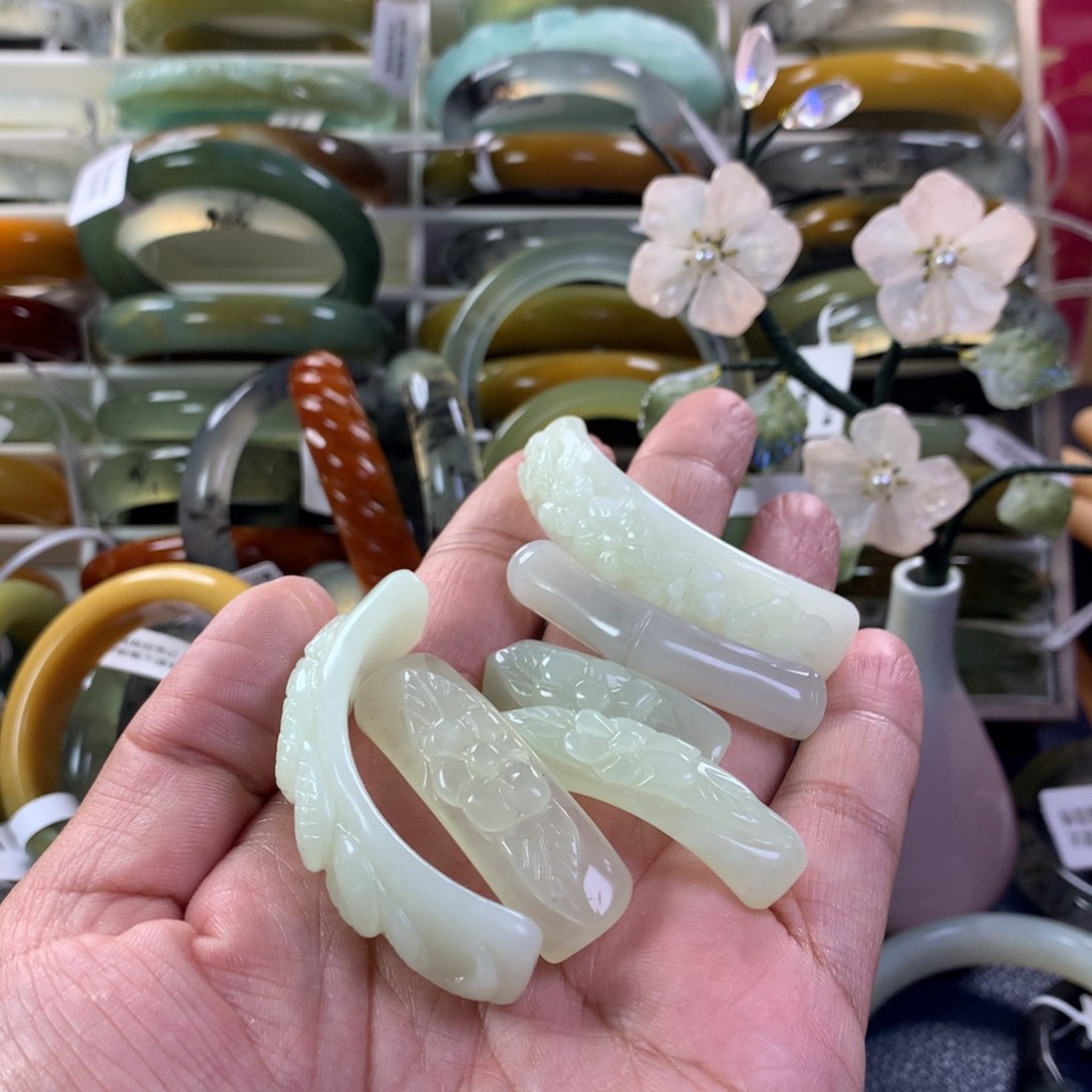 蛇纹石玉颈饰未镶嵌