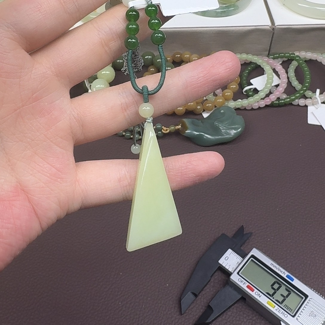 和田玉未镶嵌颈饰老玉随形吊坠