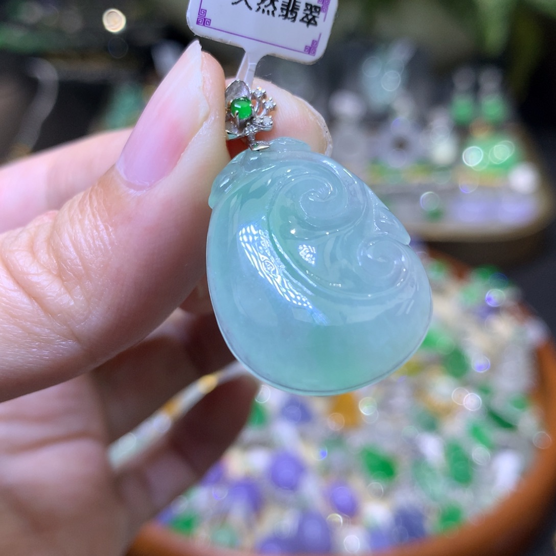 颈饰18K金镶嵌翡翠