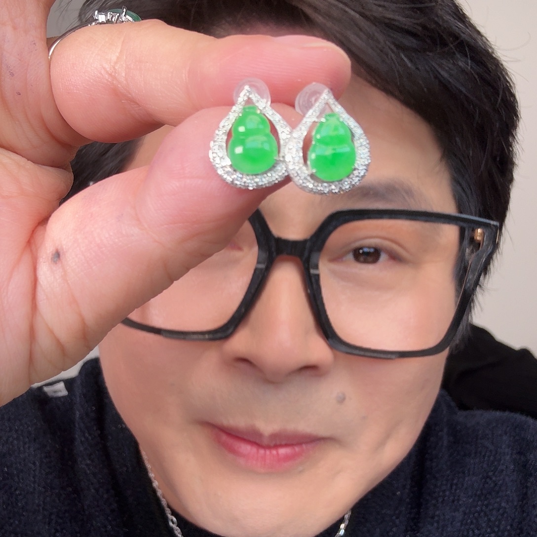 L***n翡翠18K金镶嵌颈饰一对