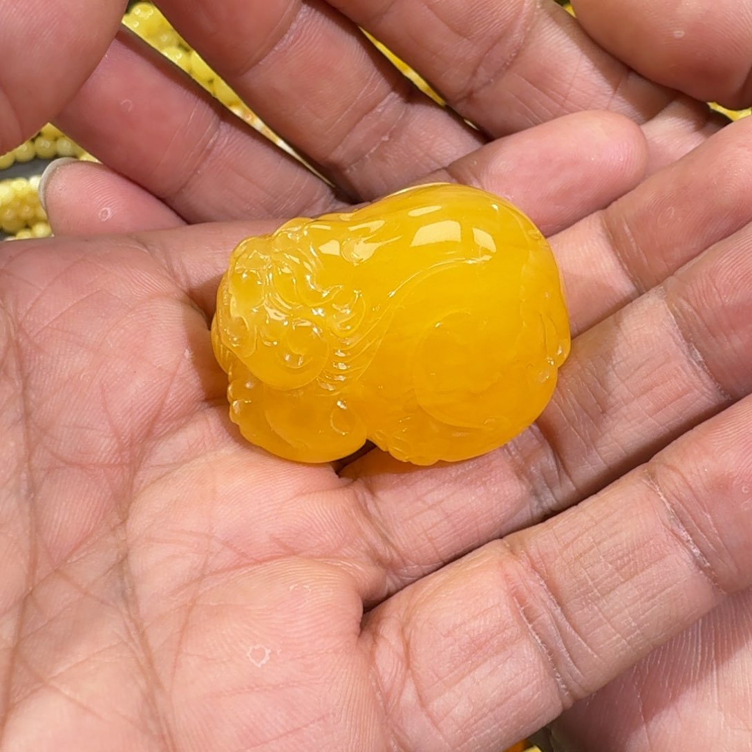 琥珀裸石未镶嵌用****风焦皮料雕刻貔貅20.56