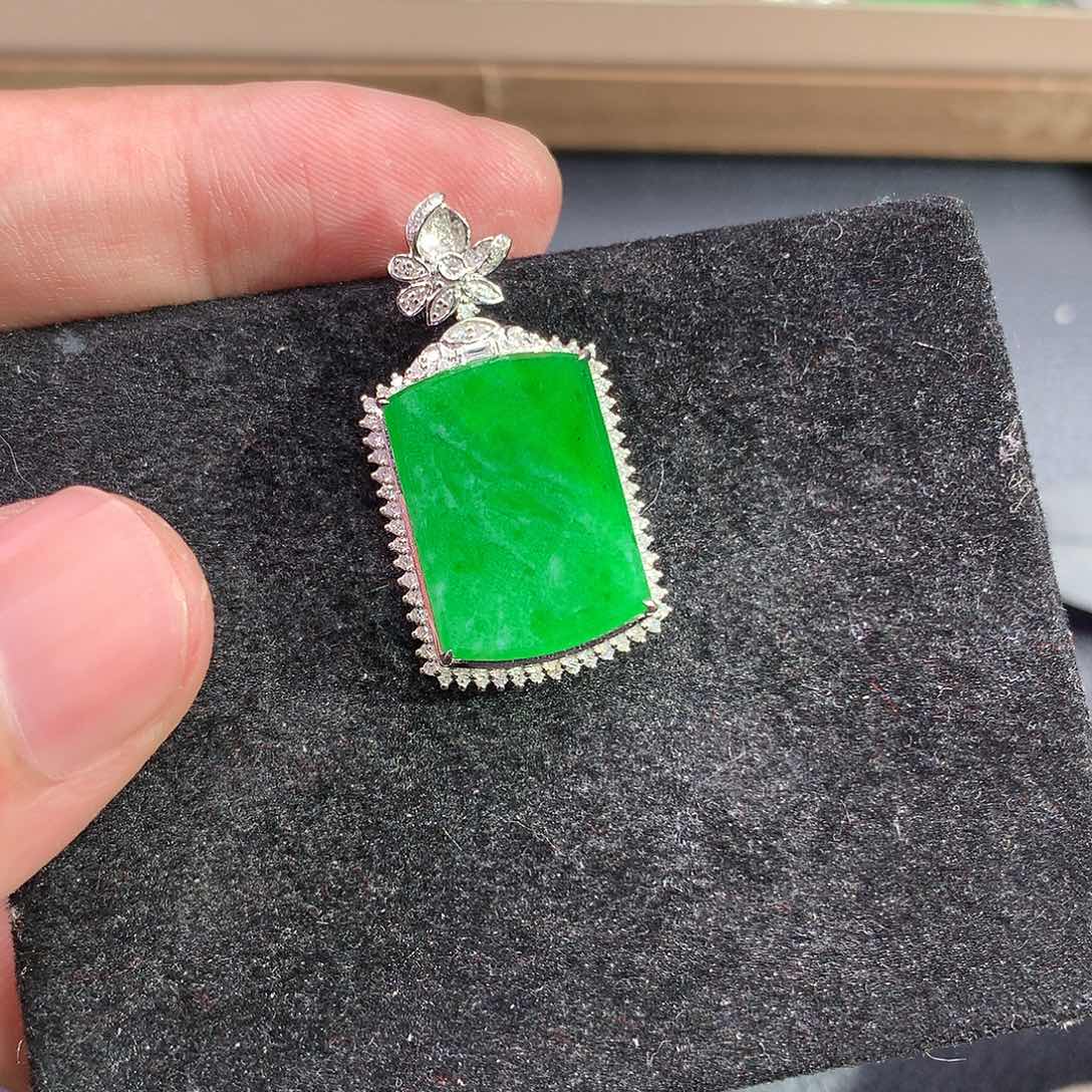 翡翠吊坠(赠链)18K金镶嵌