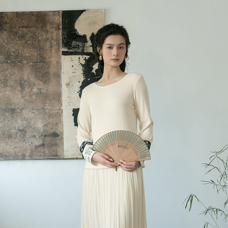 生活在左2024秋冬新品罗纹复古绣花多色修身T恤女时尚1944103百搭