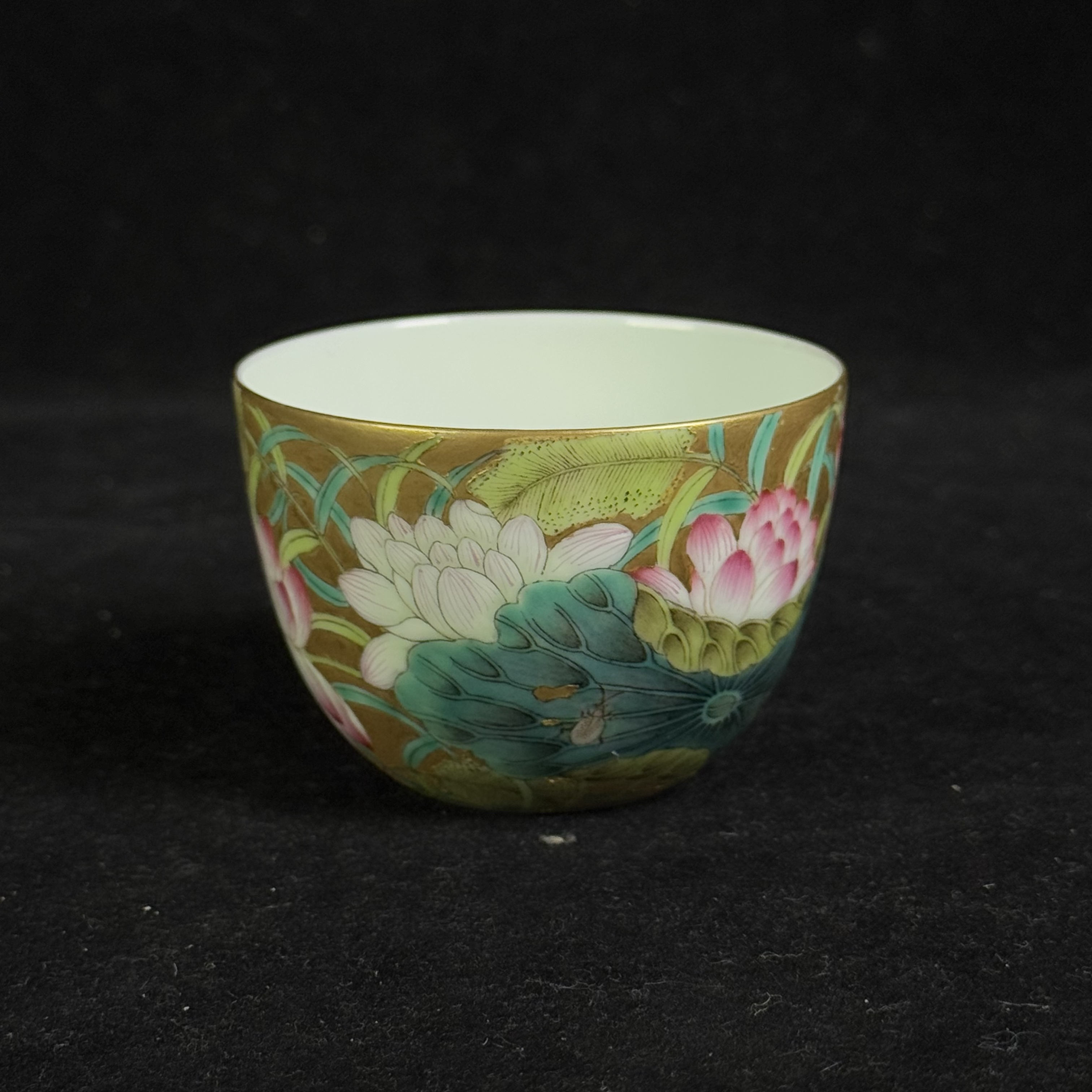 Y金地粉彩荷塘月色纹卧足杯