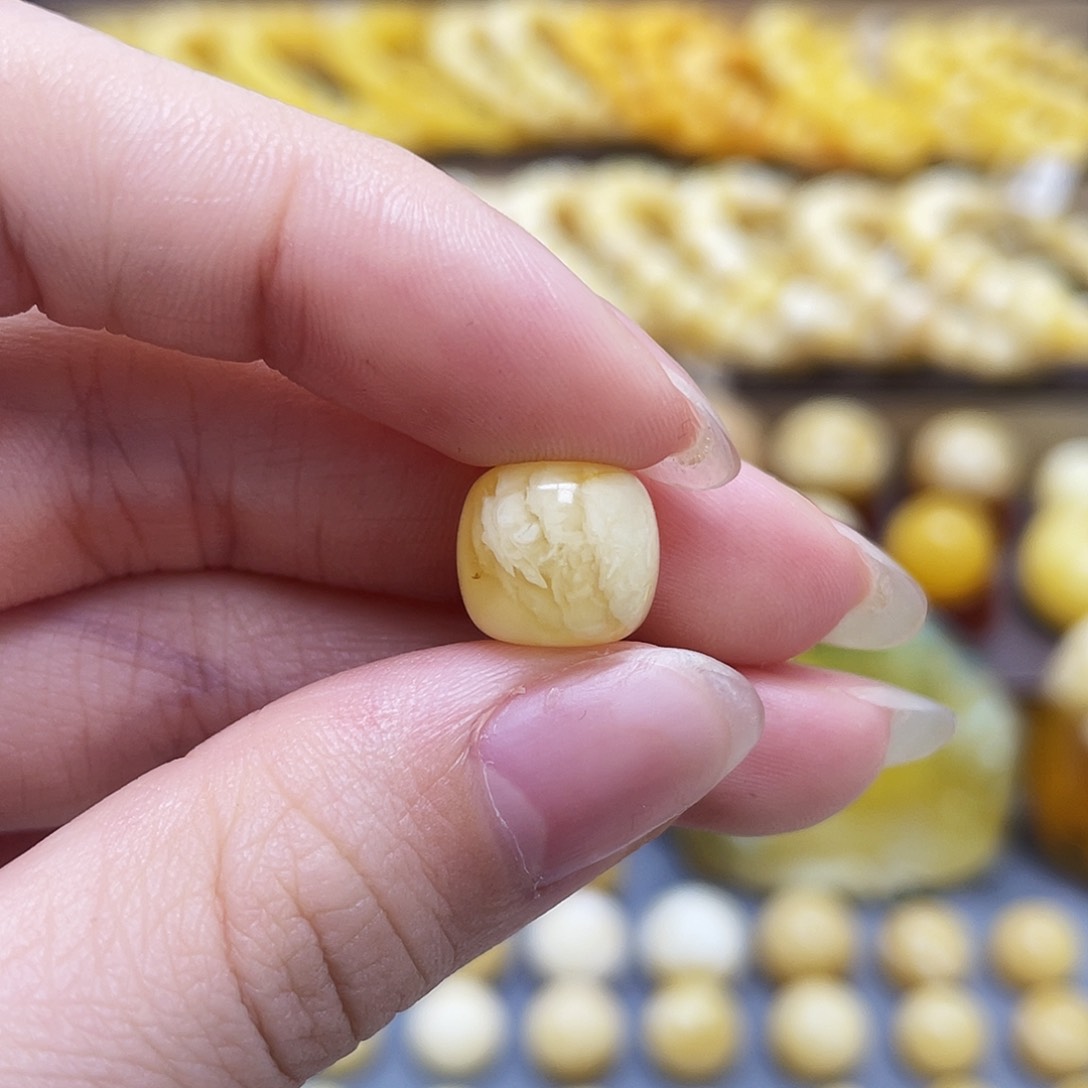 未镶嵌琥珀裸石蜜蜡老型10.8*9.8mm瑕疵