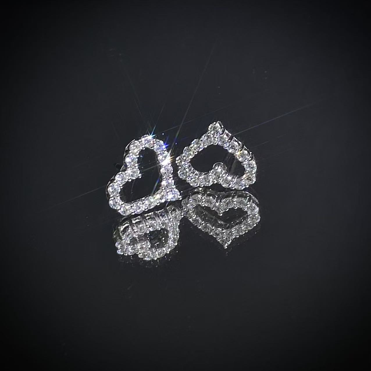 铂雅阁 Pt950铂金镶嵌爱心耳钉