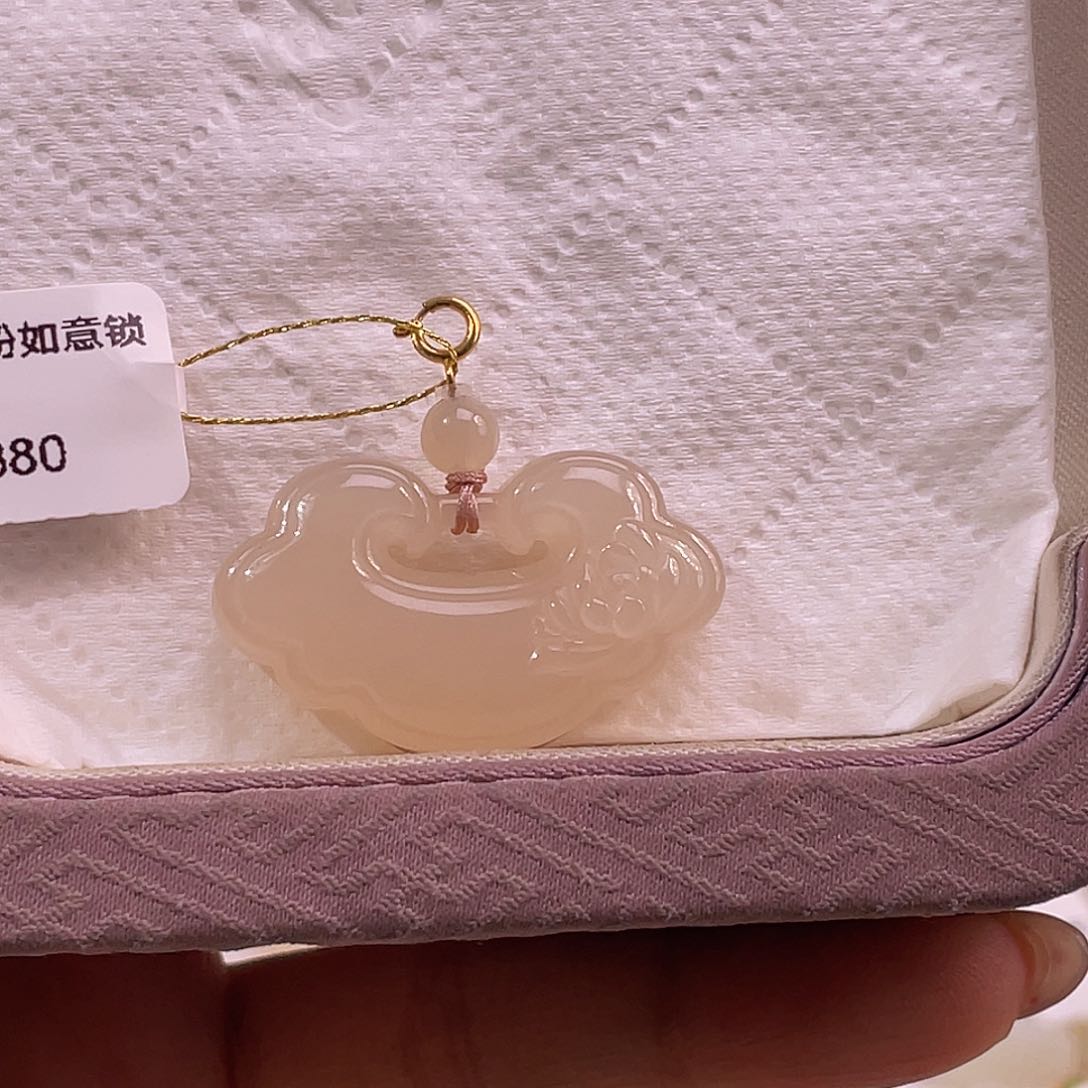 颈饰18K金镶嵌和田玉藕粉熟粉如意锁