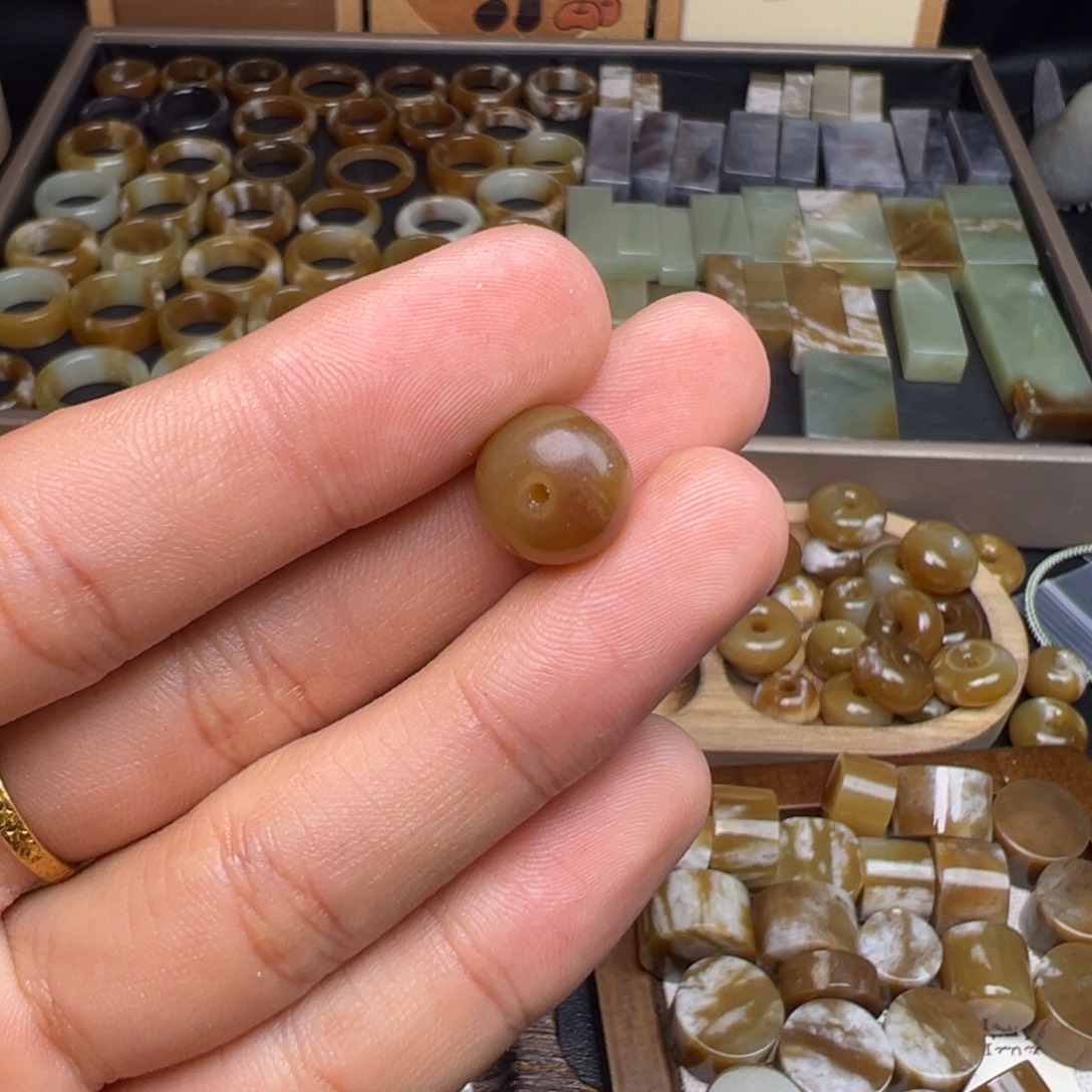 用***丁和田玉（糖玉）未镶嵌珠宝奇石算盘隔珠