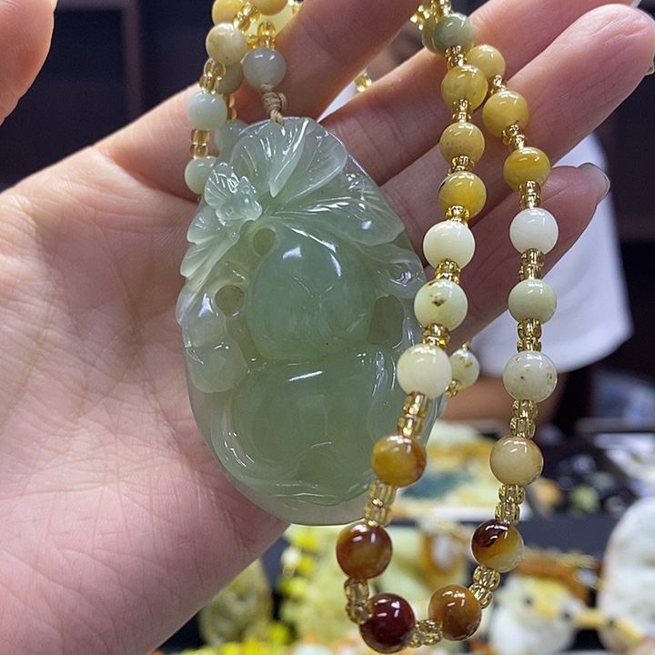 蛇纹石玉未镶嵌颈饰