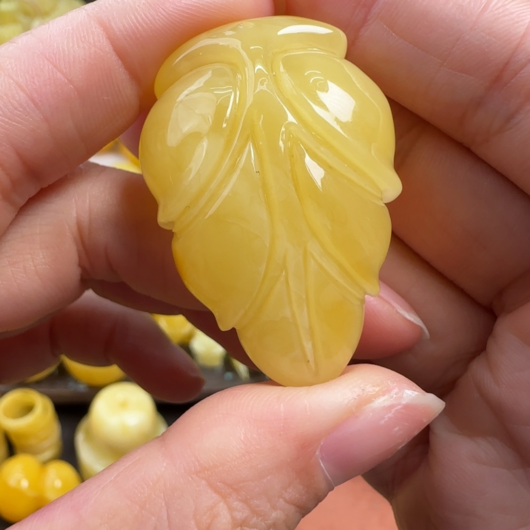 蜜蜡未镶嵌珠宝奇石