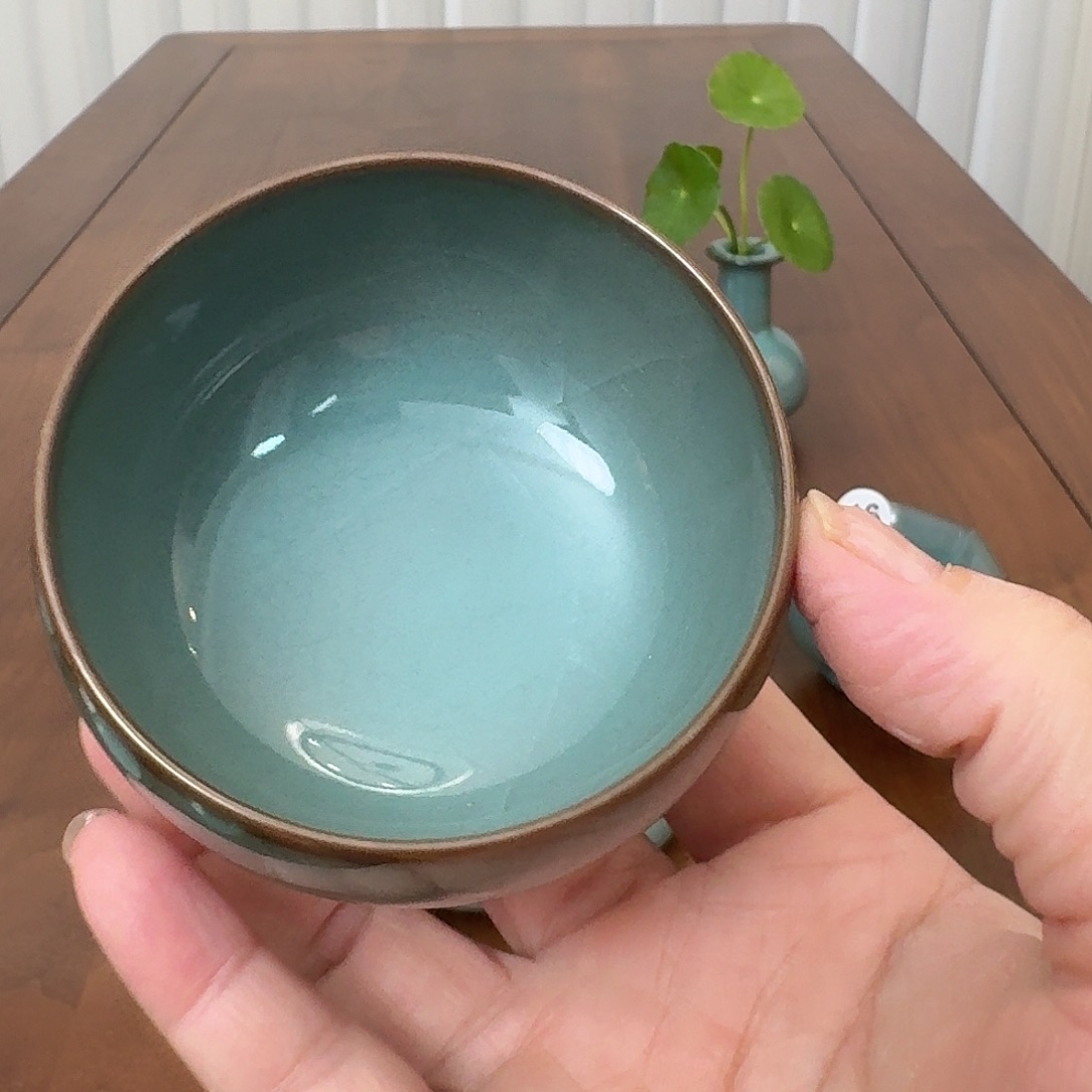 龙泉铁胎开片小圆杯