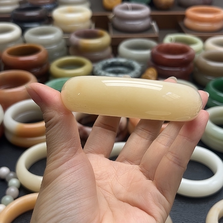 石英质玉未镶嵌手镯