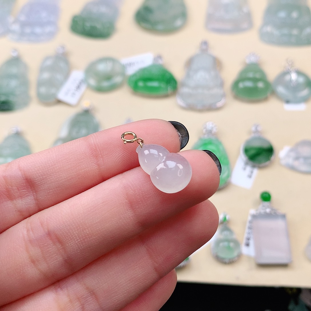 翡翠18K金镶嵌颈饰葫芦