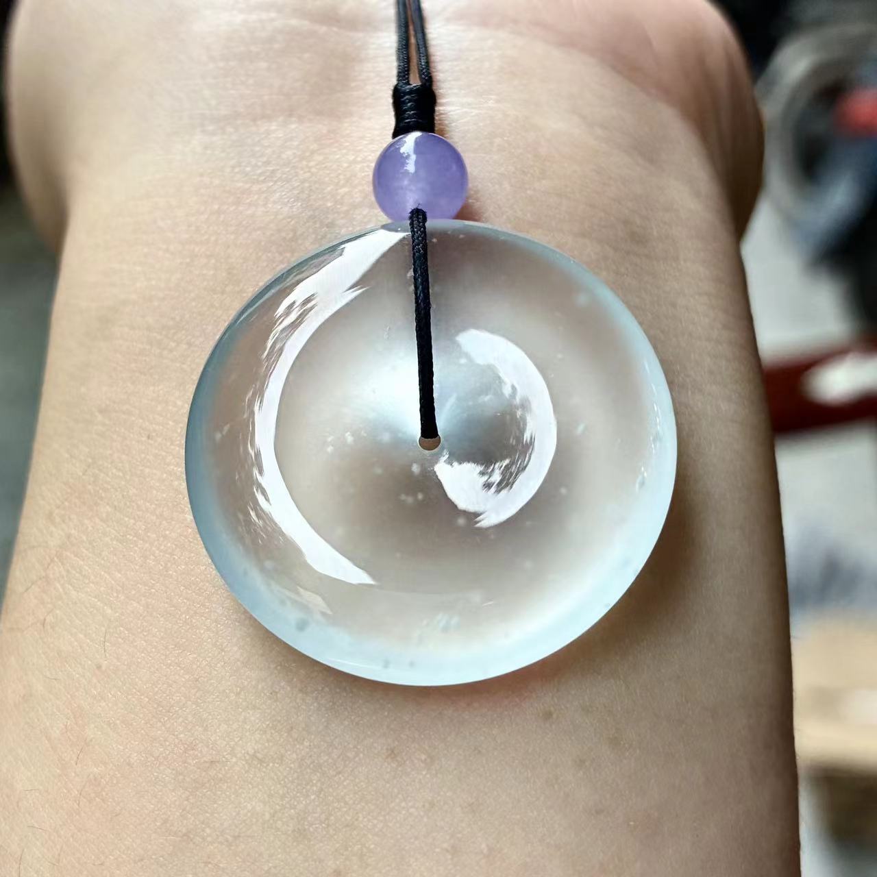 天然a货缅甸翡翠自然光玻璃种木那平安扣，白皙透亮，尺寸30.7/6