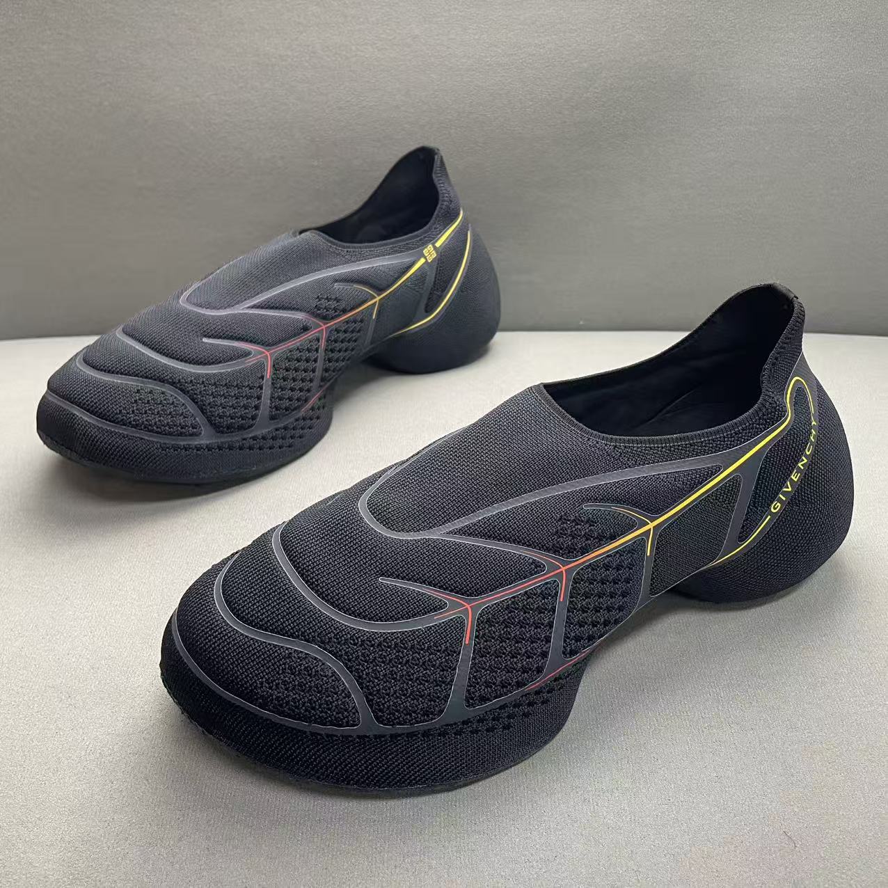 95新 Givenchy/纪梵希 黑色网面后跟logo时尚环保运动鞋 42码