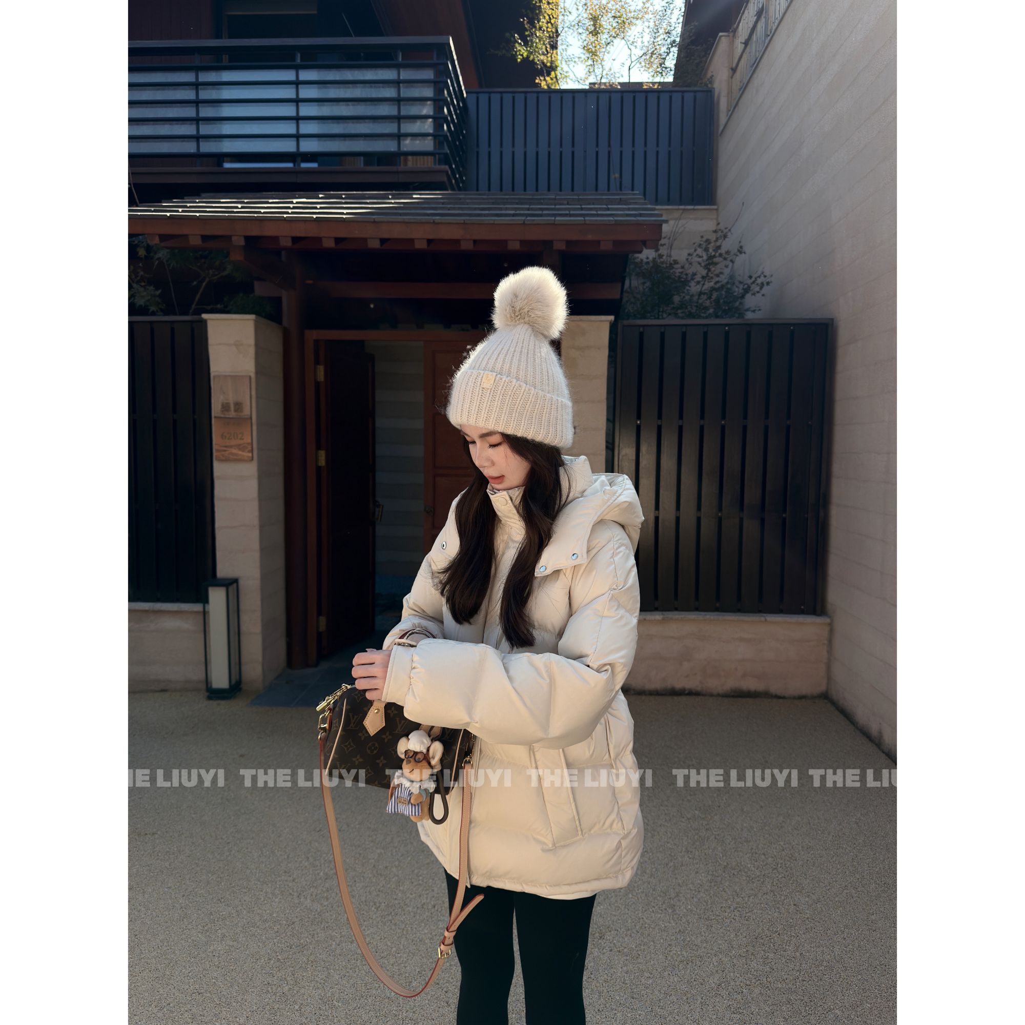 【LIUYI】收腰鹅~新款90白鹅绒气质收腰连帽显瘦保暖羽绒服51124A2