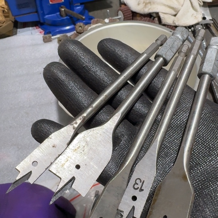 三尖两刃钻头5根。