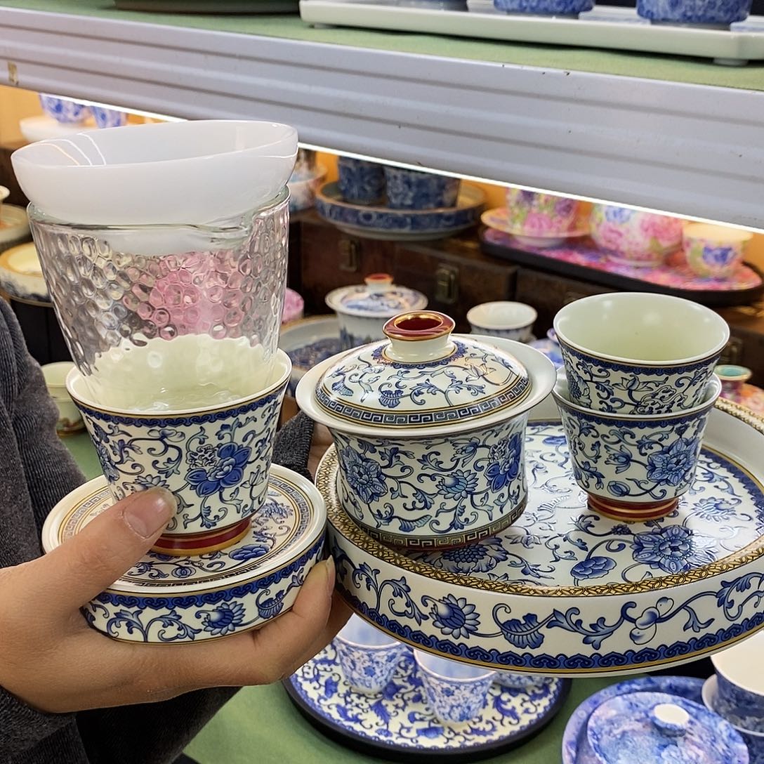 盖碗里的水煮开后放入