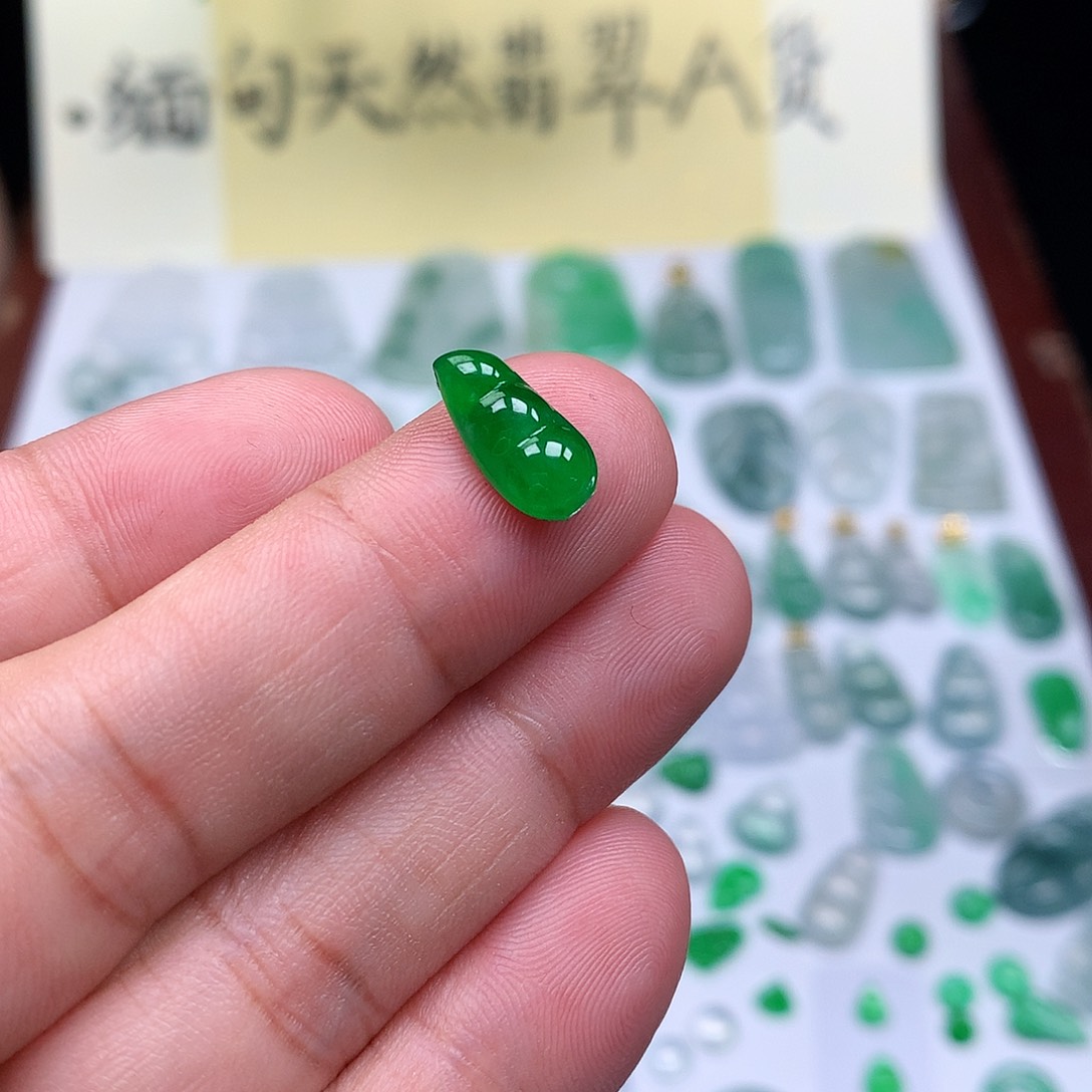 翡翠裸石缅甸天然A货翡翠阳绿豆子