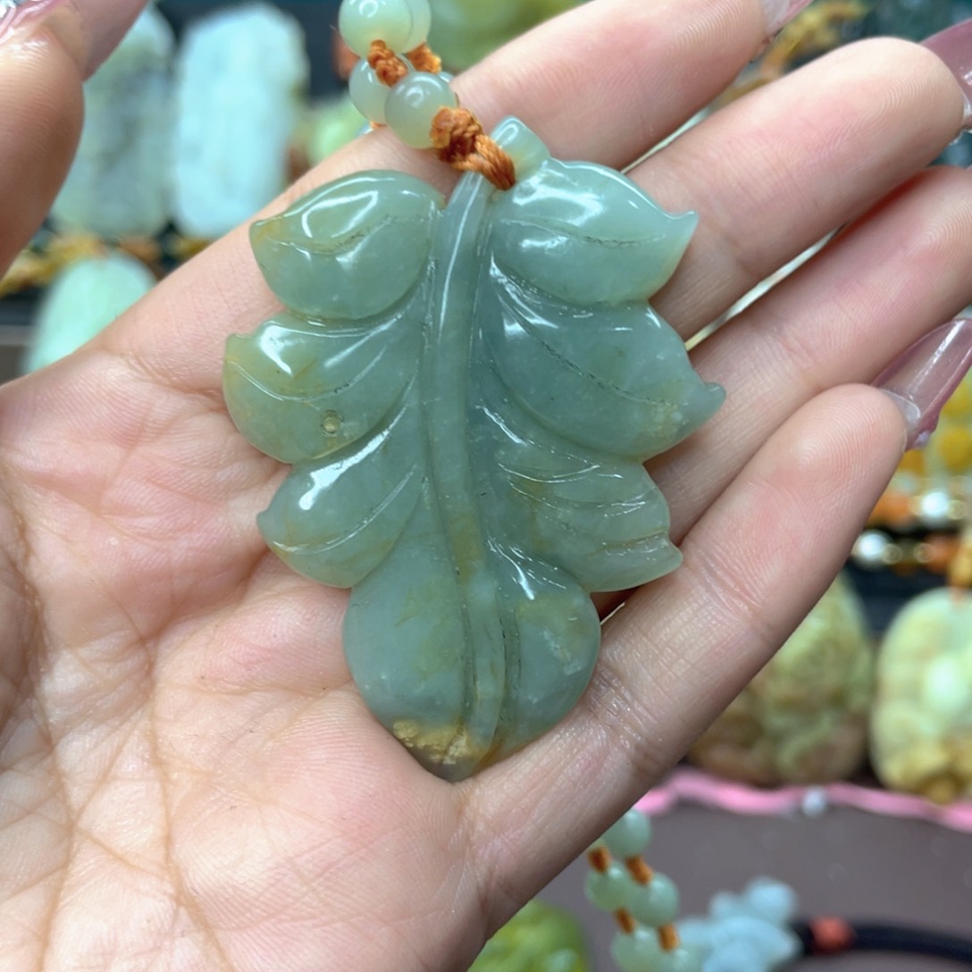 蛇纹石玉颈饰未镶嵌