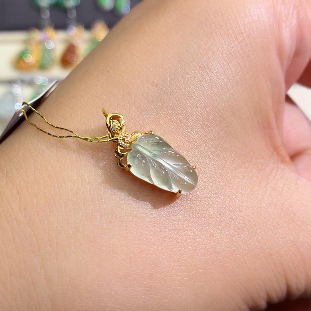 翡翠18K金镶嵌颈饰