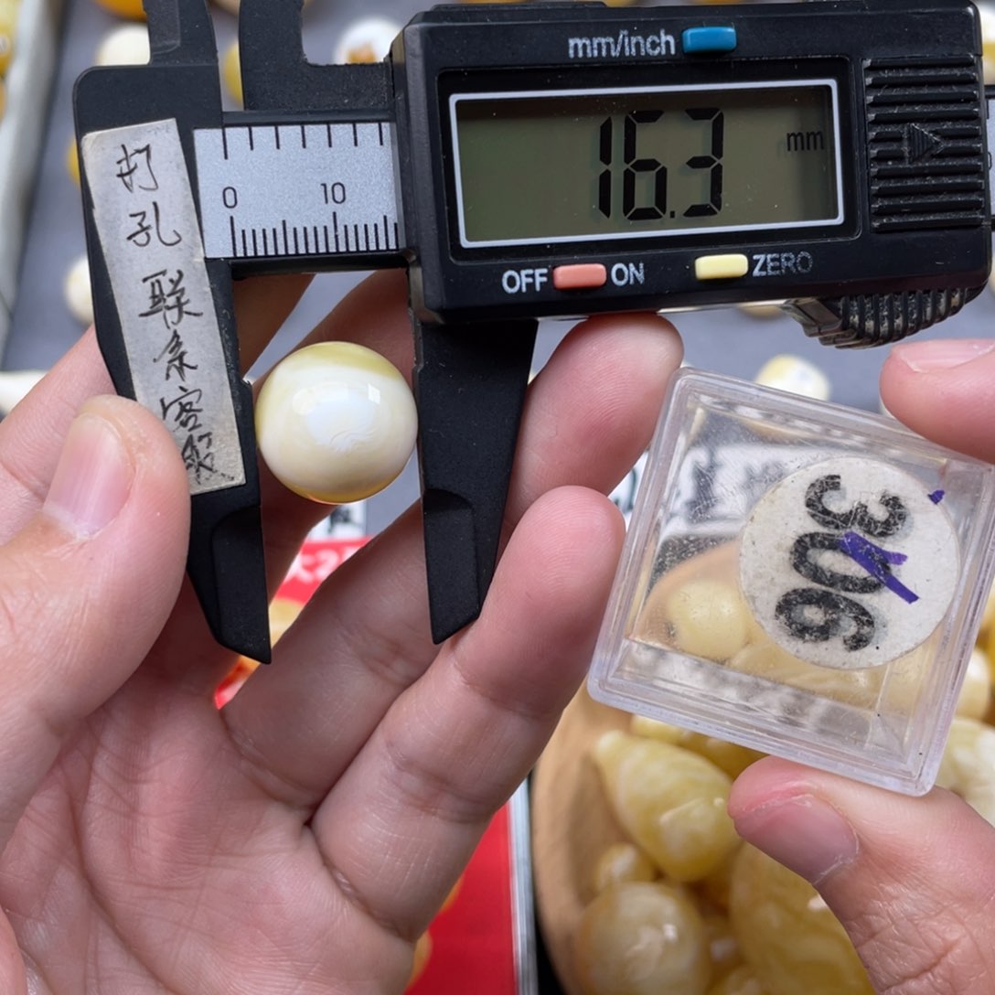 蜜蜡珠宝奇石未镶嵌