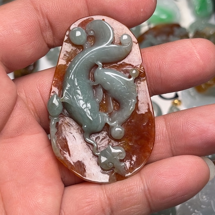 翡翠未镶嵌颈饰鱼