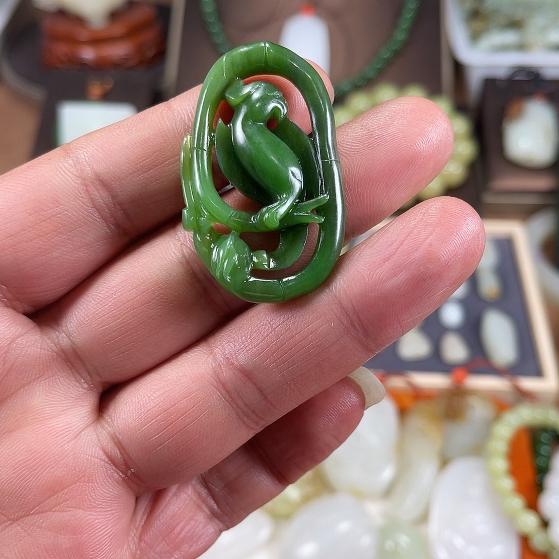 小***o和田玉未镶嵌颈饰