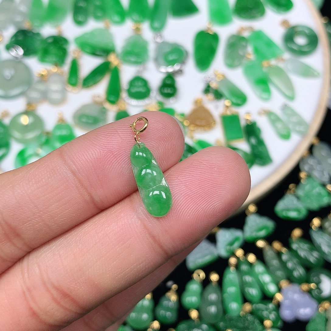 翡翠配石18K金扣头 小巧精美冰飘绿小福豆
