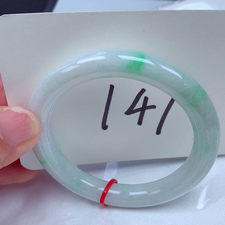 翡翠手镯未镶嵌翡翠