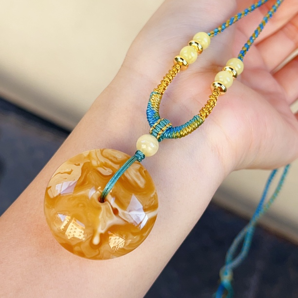 俄料奶咖蜜糖色妖花蜜蜡平安扣吊坠，12.9克，尺寸35-15.8mm