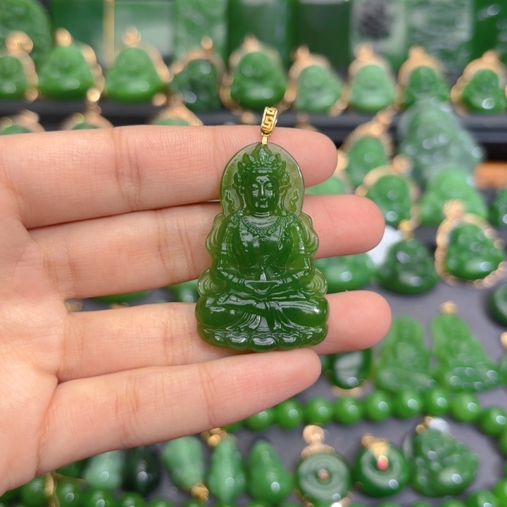 颈饰18K金镶嵌和田玉（碧玉）